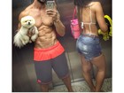 Ex-BBB Jonas faz selfie sem camisa ao lado de Mari Gonzalez