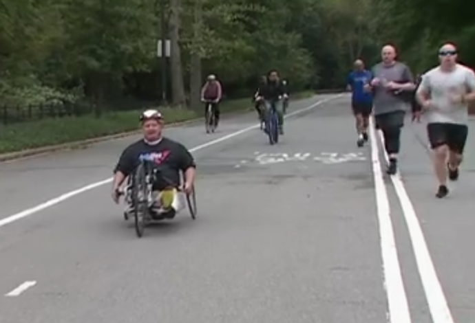 Dick Traum hoje corre com a bicicleta de mão (Foto: Reprodução/SporTV)
