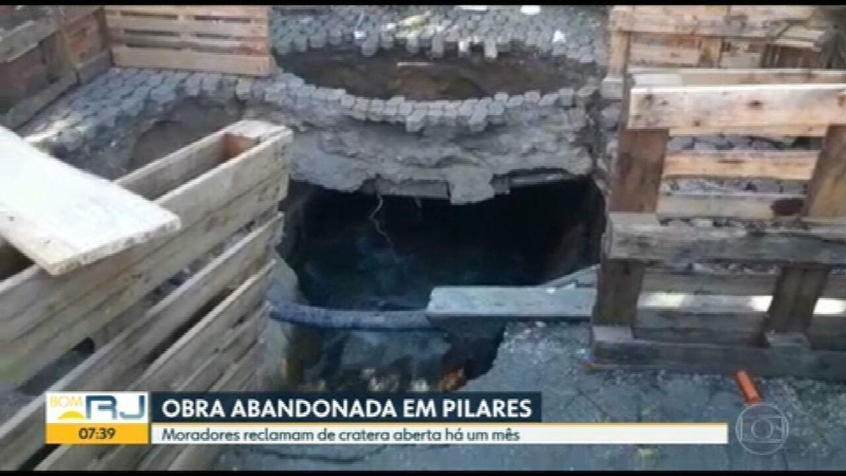 Moradores Da Zona Norte Do Rio Reclamam De Cratera Aberta Na Rua Rio