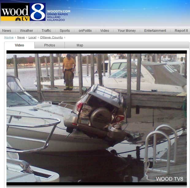 Cena de reportagem ad WoodTV, dos EUA, mostra o carro sobre o barco ancorado em Michigan, nos EUA (Foto: Reprodução)