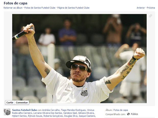 Foto de Chorão com a camisa do Santos FC postada na página oficial do clube no Facebook (Foto: Reprodução)