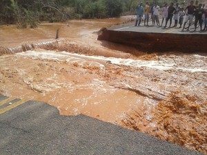 Seis mil pessoas ficam isoladas após rompimento de estrada no Piauí  (Foto: Viviane Lima/ Blog do Evangelista)