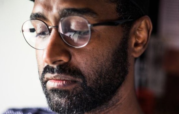 Khalid Albaih: 'Essa é a história de todas as outras crianças que morreram sem terem se tornado (tema) de um vídeo viral' (Foto: John Mireles) Khalid Albaih: 'Essa é a história de todas as outras crianças que morreram sem terem se tornado (tema) de um vídeo viral' (Foto: John Mireles)