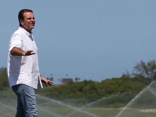 Prefeito Eduardo Paes durante visita a obras olmpicas no Rio nesta quarta-feira (25) (Foto: Divulgao/ Beth Santos )