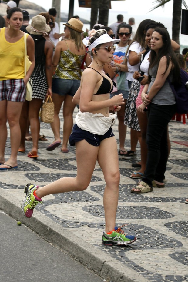 Bruna Linzmeyer corre na orla (Foto: Gil Rodrigues / Foto Rio News)