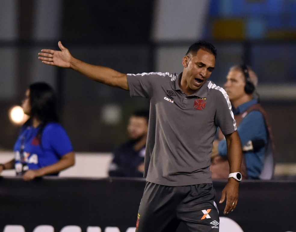 Ednelson Silva, auxiliar de Milton Mendes, durante a derrota por 5 a 2 para o Corinthians (Foto: André Durão)