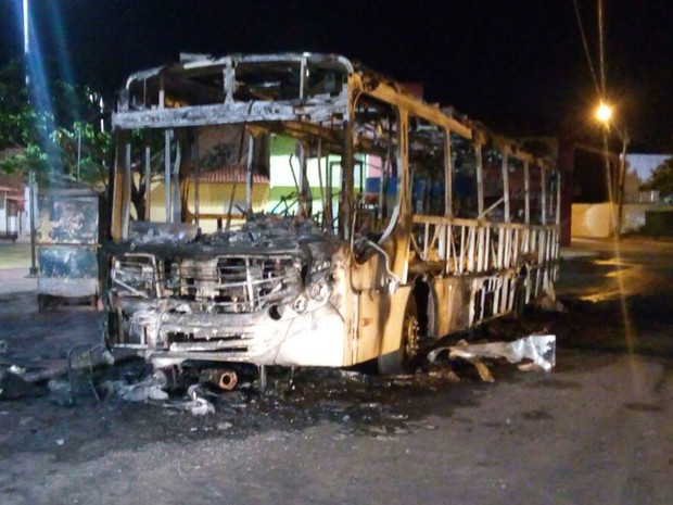 Ônibus é incendiado no bairro Liberdade em São Luís (Foto: Werton Araújo/TV Mirante)