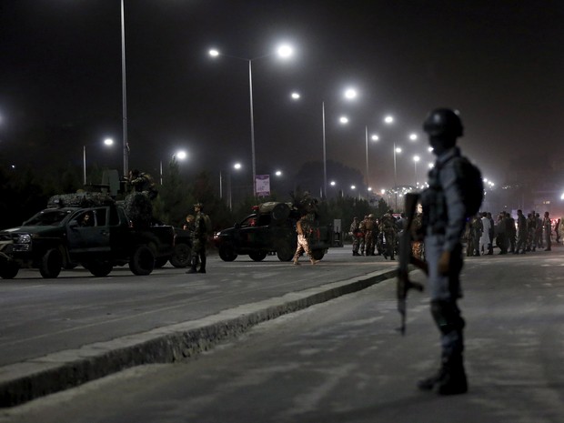 Policiais fazem patrulha em local de um dos ataque ocorridos em Cabul (Foto: Mohammad Ismail/Reuters)