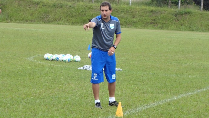 Lucas Oliveira, técnico do Grêmio Anápolis (Foto: Sílvio Túlio/GloboEsporte.com)