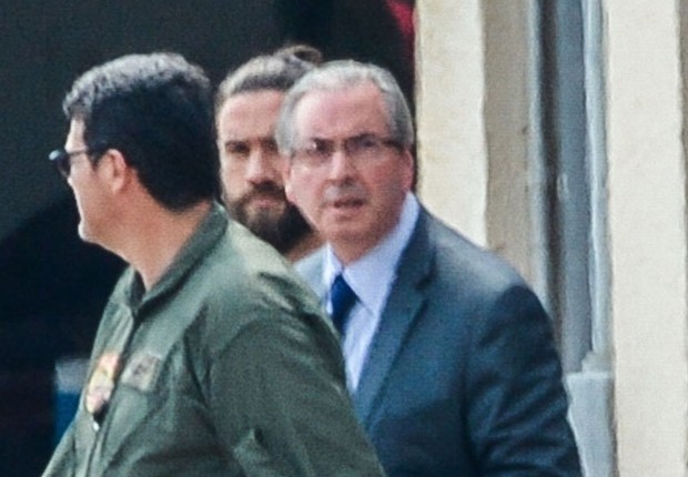 O deputado afastado Eduardo Cunha (PMDB-RJ) é preso e levado por agentes ao aeroporto em Brasília (Foto: Wilson Dias/Agência Brasil)