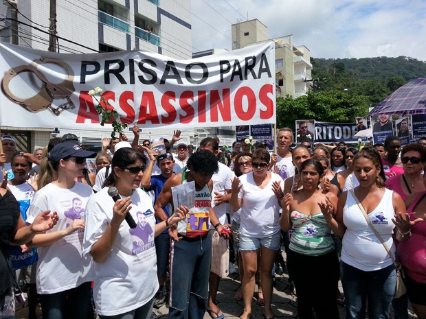 Passeata lembra caso de jovem esfaqueado por R$ 7 no Guarujá, SP (Foto: Solange Freitas/TV Tribuna)