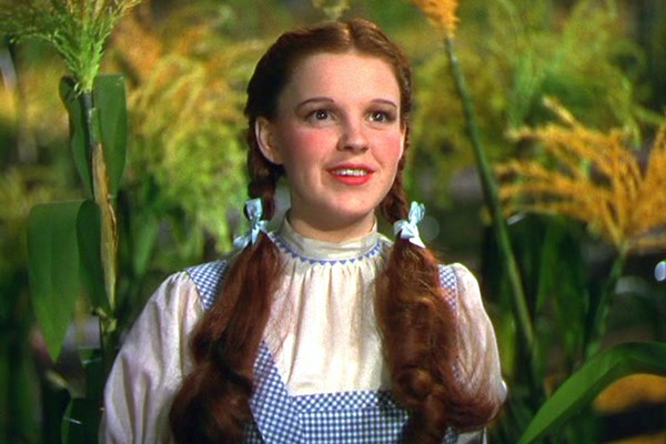 Judy Garland começou a carreira muito cedo, e fez sucesso como Dorothy, de ‘O Mágico de Oz’ em 1939, aos 16 anos. Mais tarde, ela teve muitos problemas com álcool e drogas e tentou se matar várias vezes. Ela morreu aos 47 anos após uma suposta overdose (Foto: Divulgação)