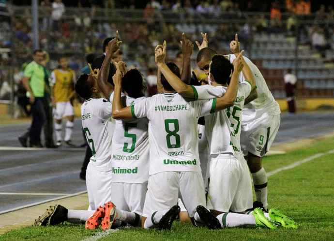 chapecoense comemoração contra Zulia (Foto: REUTERS/Marco Bello)