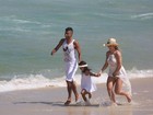 Léo Moura posa com a mulher e a filha para sessão de fotos na praia