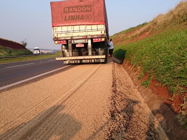 Carga de trigo se espalhou por rodovia após pneu de carreta estourar na BR-369 (Foto: Alberto D´Angele/RPC) Carga de trigo se espalhou por rodovia após pneu de carreta estourar na BR-369 (Foto: Alberto D´Angele/RPC)