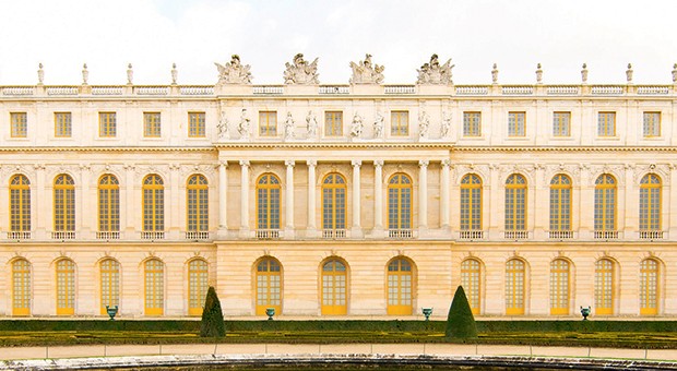 O Palácio de Versalhes, que inspira a nova coleção de alta-joalheria da Dior. (Foto: Shutterstock, Divulgação e Reprodução Instagram)