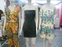 Feira de moda para o verão vende estoque pela metade do preço Feira de moda para o verão vende estoque pela metade do preço