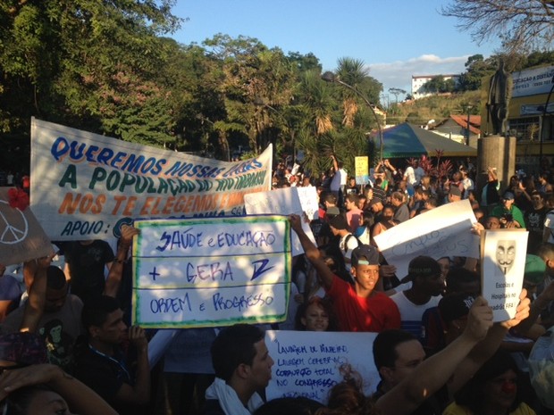 Manifestantes tomam a Praça Zé Garoto em São Gançalo (Foto: Perla Rodrigues/ G1)