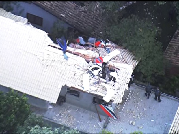 Imagens de casa atingida pelo helicóptero em Carapicuíba (Foto: Reprodução/TV Globo)