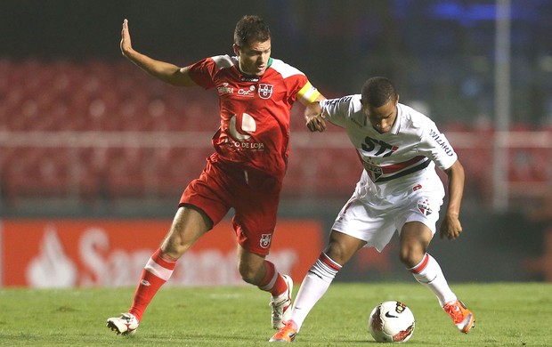 Ademilson do São Paulo na partida contra o LDU de Loja (Foto: Alex Silva / Ag. estado)