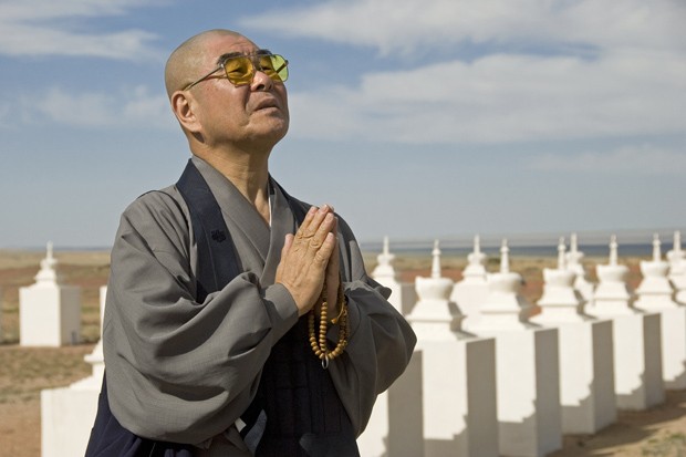 Monge budista zen japonês faz uma prece em Shambala, parte do monastério Khamar. (Foto: © Haroldo Castro/Época ) Monge budista zen japonês faz uma prece em Shambala, parte do monastério Khamar. (Foto: © Haroldo Castro/Época )