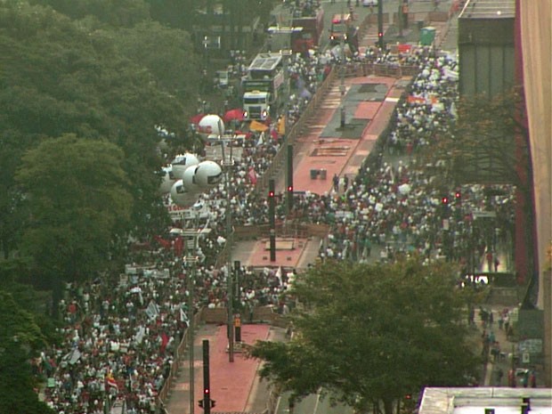 Professores fecham os dois sentidos da Avenida Paulista (Foto: Reprodução/TV Globo)
