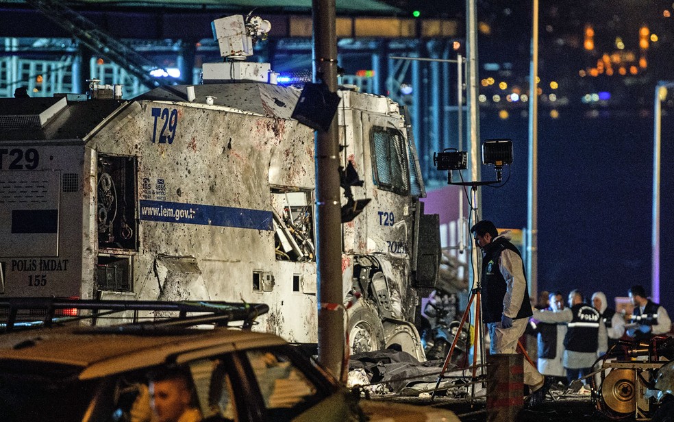 Policiais trabalham perto do estádio do clube de futebol Besiktas após a explosão de um carro-bomba em Istambul (Foto: Ozan Kose/AFP)