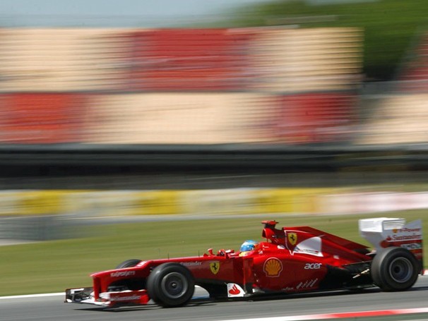 Sebastian Vettel,  RBR-Renault, e Fernando Alonso, da Ferrari, disputam as primeiras colocações do campeonato (Foto: Agência Reuters)