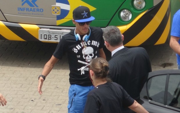 Neymar cumprimenta os seguranças na chegada a Porto Alegre (Foto: Caetanno Freitas/Globoesporte.com)