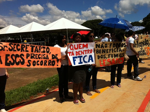 Protesto em frente à sede do governo do Distrito Federal contra suspensão das matrículas de 58 aprovados por engano na Escs (Foto: Isabella Formiga/G1)