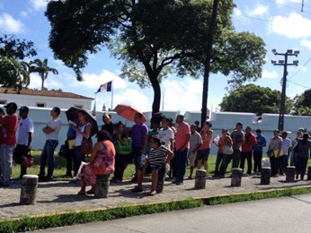 Eleitores formam longa fila no Forte das Cinco Pontas (Foto: Vitor Tavares/G1)