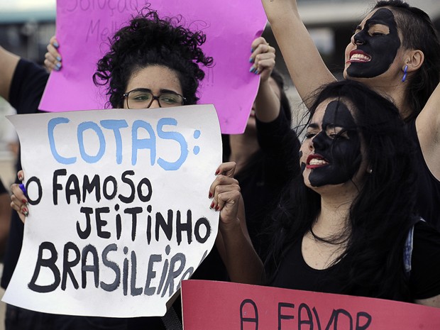 Estudantes de escolas particulares de Brasília protestaram nesta quarta-feira (22) contra a destinação de vagas nas universidades federais para alunos de escolas públicas (Foto: Fábio Rodrigues Pozzebom / ABr) (Foto: Fábio Rodrigues Pozzebom / ABr)
