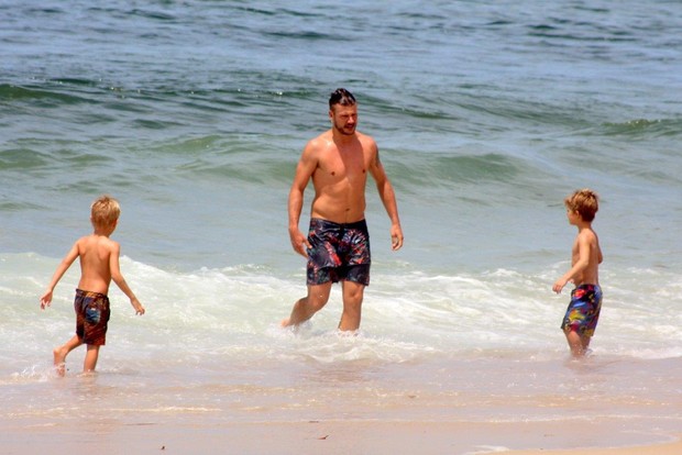 Rodrigo Hilbert e filhos na praia (Foto: Jc Pereira /AgNews)