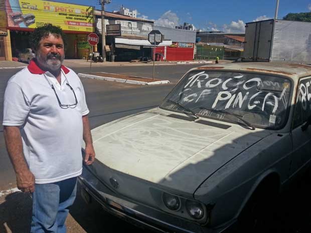 Dono de bar de Taguatinga e carro que ele quer trocar por R$ 6.051 em pinga (Foto: Raquel Morais/G1)