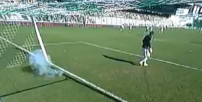 Torcida do Grêmio lança rojão no gramado do Alfredo Jaconi (Foto: Reprodução / RBSTV)