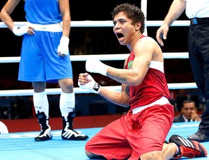 Adriana Araújo vence luta de boxe contra Saida Khassenova (Foto: Reuters)