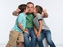 Rubinho Barrichello ganha beijo duplo dos filhos