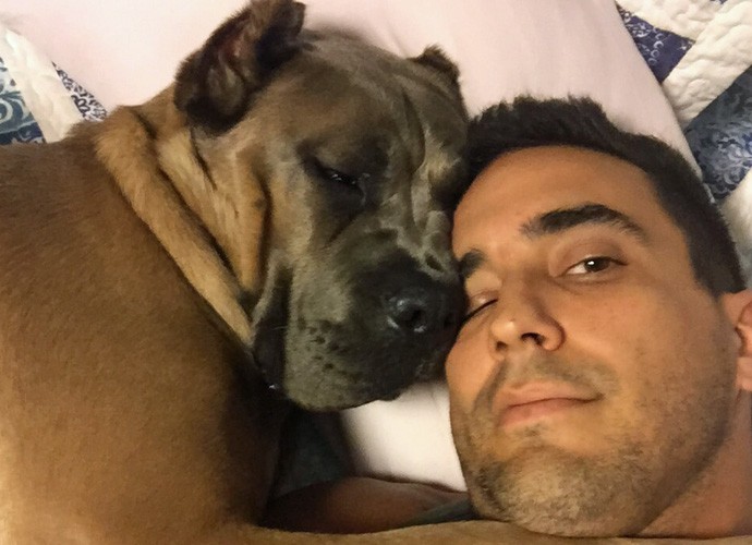 André Marques faz selfie com uma das suas cachorras (Foto: Arquivo pessoal)