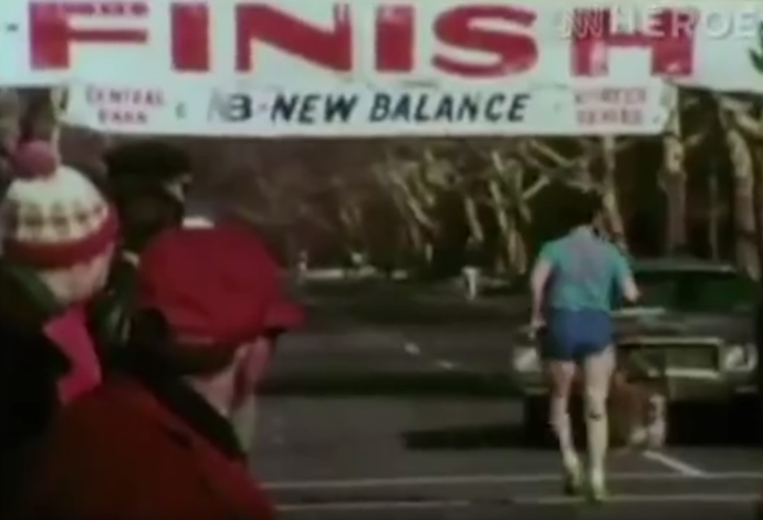 Resultado de imagem para Dick Traum completando a Maratona de Nova York pela primeira vez, em 1976