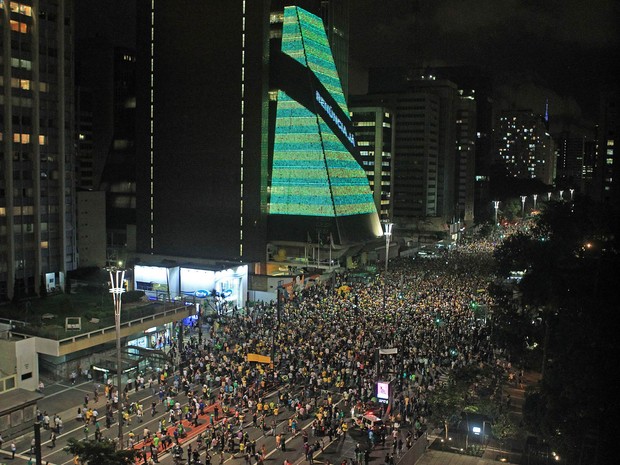 Manifestantes protestam na Avenida Paulista, em São Paulo, depois da nomeação do ex-presidente Luiz Inácio Lula da Silva como ministro-hefe da Casa Civil, no governo de Dilma Rousseff. O prédio da Fiesp passou a exibir a frase: 'Renúncia já' (Foto: Rafael Arbex/Estadão Conteúdo) Manifestantes protestam na Avenida Paulista, em São Paulo, depois da nomeação do ex-presidente Luiz Inácio Lula da Silva como ministro-hefe da Casa Civil, no governo de Dilma Rousseff. O prédio da Fiesp passou a exibir a frase: 'Renúncia já' (Foto: Rafael Arbex/Estadão Conteúdo)