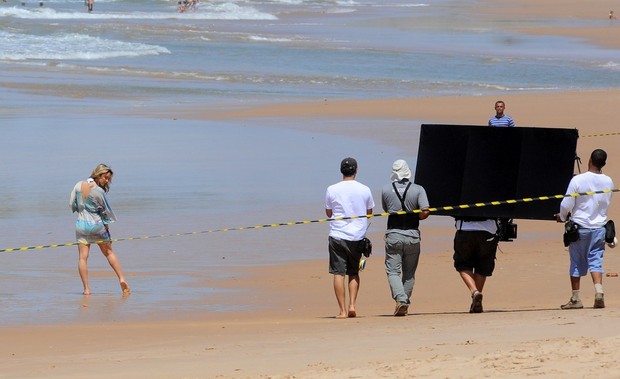 Claudia Leitte em gravação na praia do Forte, em Salvador (Foto: Francisco Cepeda /  AgNews)