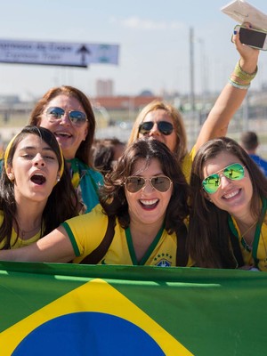 Em festa, torcida chega para ver 
a abertura da Copa; veja FOTOS (Danilo Verpa/Folhapress)