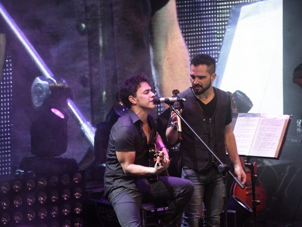 Zezé Di Camargo e Luciano em show na Zona Norte do Rio (Foto: Isac Luz/ EGO)