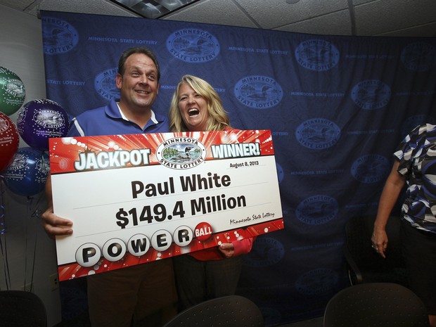 Paul White e Kim VanReese seguram o cheque com o prêmio de149.4 milhões de dólares recebidos em loteria nos EUA (Foto: Eric Miller/Reuters)