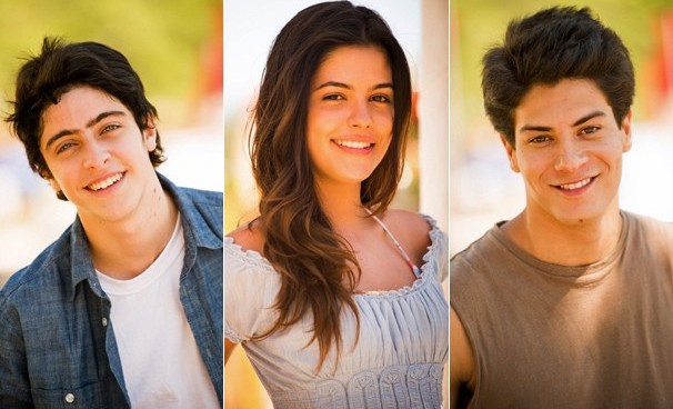 Laerte (Eike Duarte), Helena (Julia Dalavia) e Virgílio (Arthur Aguiar) na primeira fase da novela Em Família (Foto: s: João Miguel JR./Globo)