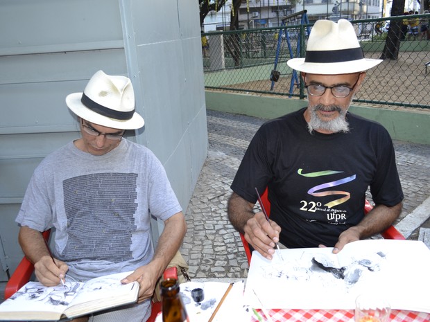 Artistas plásticos confeccionavam 'Diário da Copa' durante jogo Espírito SANTO (Foto: Geovana Chrystêllo/ G1) Artistas plásticos confeccionavam 'Diário da Copa' durante jogo Espírito SANTO (Foto: Geovana Chrystêllo/ G1)
