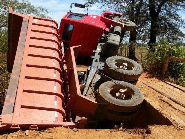 Caminhão tombou em ponte de madeira na zona rural de Cotegipe (Foto: Blog do Sigi Vilares)