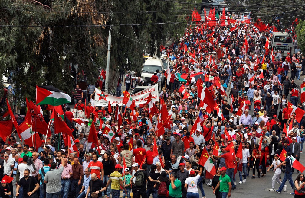 Mais de 2 mil membros e simpatizantes do Patido Comunista libanês participam de marcha do Dia do Trabalhador em Beirute nesta segunda-feira, dia 1º de maio de 2017; eles protestaram por aumento salarial e melhores condições de trabalho (Foto: Bilal Hussein/AP)