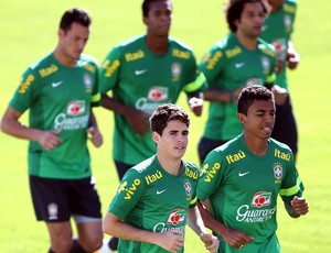 Oscar e Luis Gustavo, treino seleção Brasileira (Foto: Jefferson Bernades / Vipcomm)