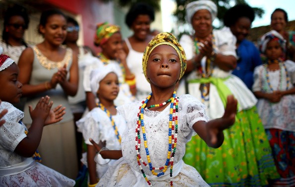 Crianças durante ritual de candomblé em Cachoeira, na Bahia (Foto: Mario Tama/Getty Images)